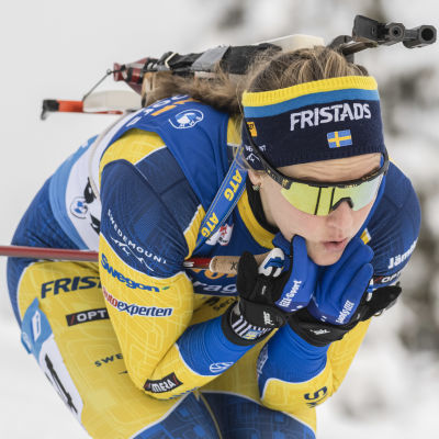 Stina Nilsson åker skidor.