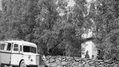 Radion ääniauto kirkon kiviaidan vieressä. Jumalanpalveluksen radiointi 1930-luvulla.