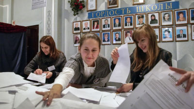 Medlemmar av en valnämnd räknar röster i en vallokal i Donetsk i östra Ukraina den 2 november.