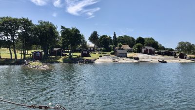 Sommarvy över ön Sandholm i Åbolands skärgård.