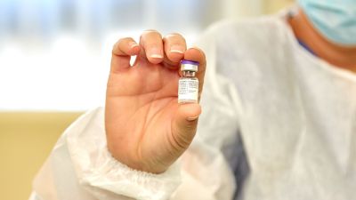 En sjukskötare håller i ett coronavaccin av tillverkaren Moderna.