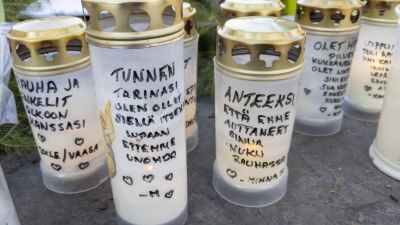 Muistokynttilöitä Koskelan surmapaikalla.