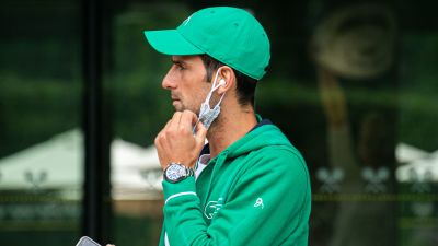 Novak Djokovic talar i telefon.