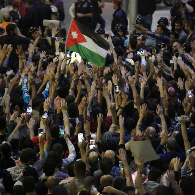 Protesterna i Jordanien är ovanligt stora och arga, men de har riktats mot regeringen och inte kung Abdullah som alltid har sista ordet i politiken