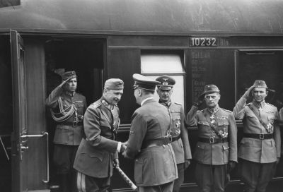 Adolf Hitler och Carl Emil Gustav Mannerheim skakar hand utanför en tågvagn