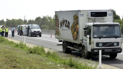 Tiotals flyktingar hittades döda i en lastbil i Österrike 27 augusti 2015.