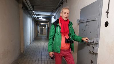 Eddie Bruce i den östtyska hemliga polisens fängelsekällare i Hohenchönhausen i Berlin. Eddie gjorde ett försök att få reda på om Aatos Åkerblom har varit inspärrad i någon av cellerna.