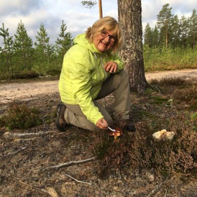 Sienestäjä Tytti Raudaskoski ja männynherkkutatti