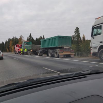 Öljyä valui tielle Siilinjärvellä Viitostiellä.
