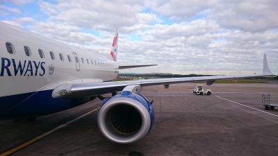 British Airwaysin kone odottaa lentokentällä.