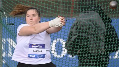Silja Kosonen kastar slägga.