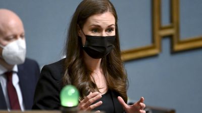 Sanna Marin i riksdagens plenisal.