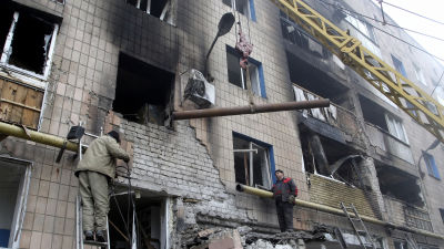 Skador på ett bostadshus i Donetsk.