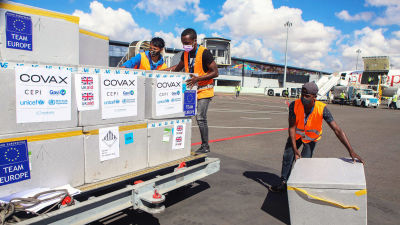 Lådor som innehåller coronavacciner flyttas på en flygplats.