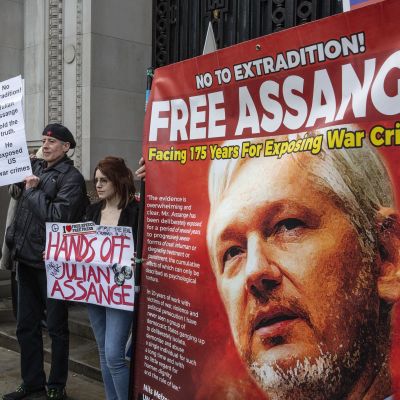 Det hålls fortfarande demonstrationer världen över för Assange. Den här demonstrationen hölls i London i februari i år. 