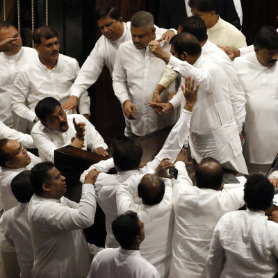 Tumult i parlamentet i Sri Lanka.