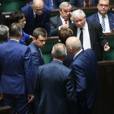 Jaroslaw Kaczynski talar med kolleger i sejmen den 22 december 2015