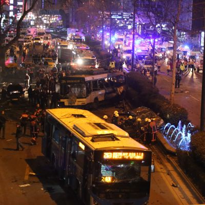 Ankaran autopommi-isku tapahtui bussipysäkillä, kaupungin pääkadulla Atatürk Bulvarilla.