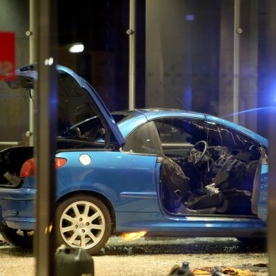 Den skadade bilen står inne i entrén till SDP:s partihögkvarter i Berlin.