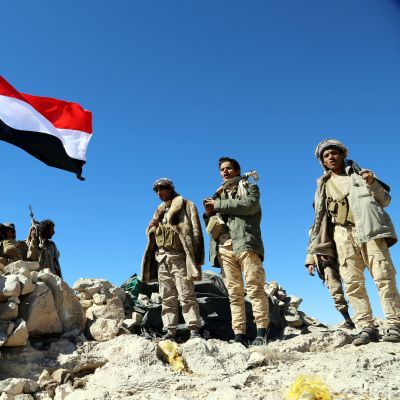 Saudilojala krigare i Jemen avvaktar efter en offensiv mot huthirebeller.