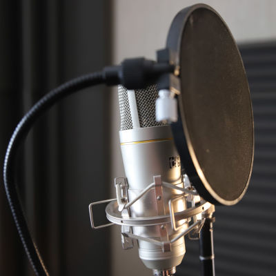 En mikrofon i en studio. 
