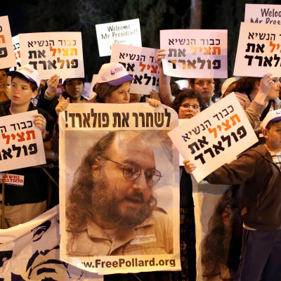 Demonstranter håller upp plakat med orden Fria Pollard i Jerusalem 2013.