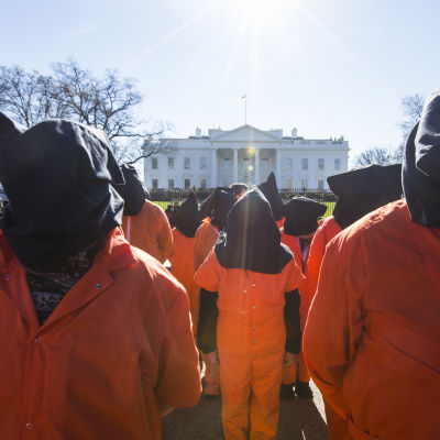 Demonstranter kräver stängning av Guantánamolägret utanför Vita Huset i januari 2016