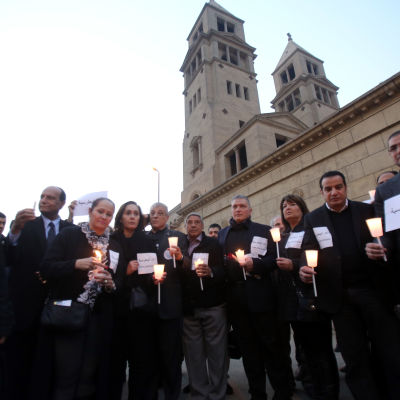 Egyptiska muslimer och kristna samlade för att hedra offren för ett bombdåd mot kristna i Kairo den den 17 december 2016.