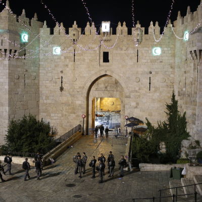 En kvinnlig israelisk polis och tre palestinier dödades i attacken vid Damaskus porten i Gamla staden i Jerusalem 