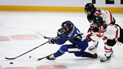 Petra Nieminen kämpar mot kanadensiska spelare.