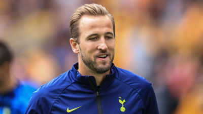 Harry Kane värmer upp.