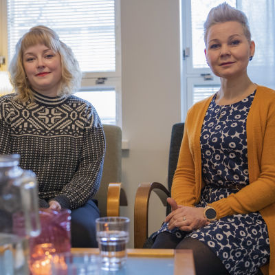 Kriisityöntekijä Silja Junes ja vertaistuen koordinaattori Minttu Väisänen istuvat kriisikeskus Turvapoijun tiloissa Kemissä.
