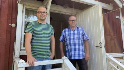 Johnny Holmström ocgh Leif Ekholm på trappan till Kattsunds torp