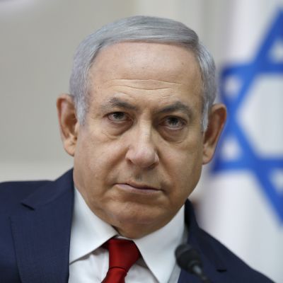 Benjamin Netanyahu framför en israelisk flagga