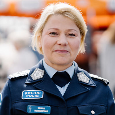 Polisdirektör Sanna Heikinheimo i Helsingfors 31.8.2019. Hon ler och tittar in i kameran.