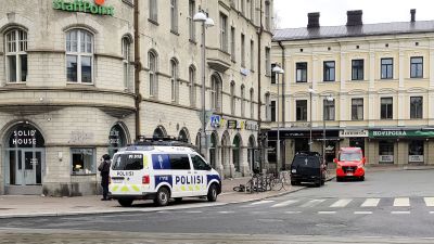 Polisbil på plats i Tammerfors på gatan.