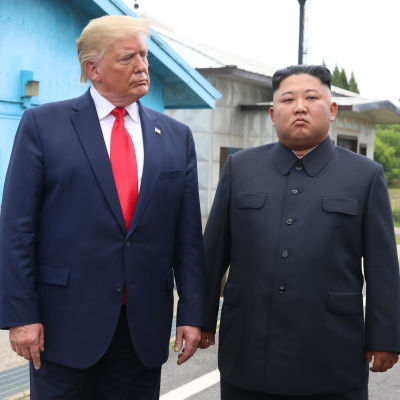 USA:s president Donald Trump och Nordkoreas ledare Kim Jong-un under deras träff vid demarkeringslinjen mellan Nord- och Sydkorea den 30 juni.