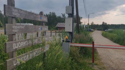 En vägbom och skyltar vid början av en vandringsled