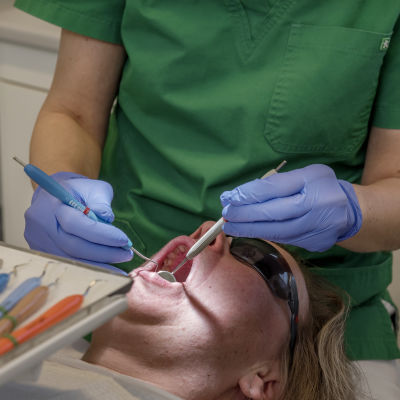 Potilasta hoidetaan hammaslääkärissä.