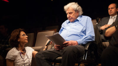 Mikis Theodorakis vid världspremiären för hans sista verk, musiken till filmen Recycling Medea. Theodorakis deltog i hela den konstnärliga processen bakom filmen.
