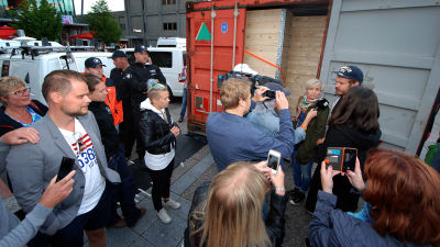 Sista intervjun innan det är dags att gå in i containern.