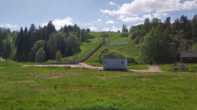Vy över brant backe med motionstrappor.