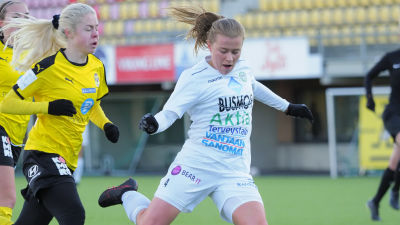 Oona Siren tar skott i en match.