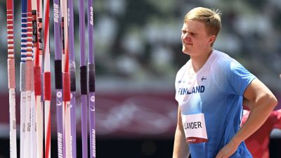 Oliver Helander grimaserar bredvid en ställning med spjut.