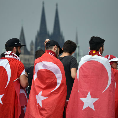 Tusentals turkar demonstrerar för Erdogan i Köln.