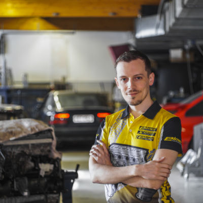 Racingföretagare Oskar Elmgren på hans företag Elmer Racings verkstad i Bobäck i Kyrkslätt.
