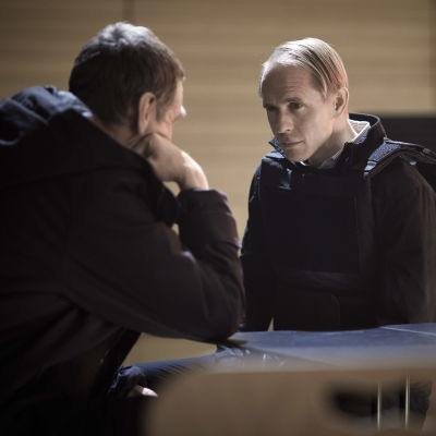 Sampo Sarkola i rollen som Maasalo spänner blicken i Ville Virtanens Sorjonen i filmen Muralmorden. 