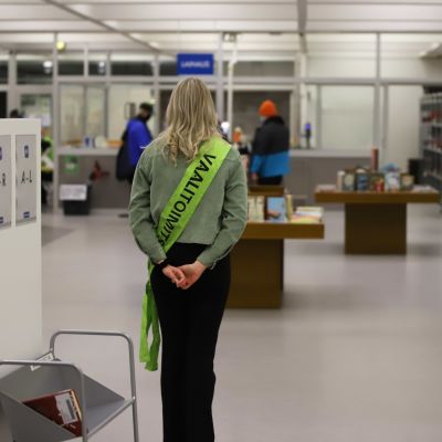 Aluevaalien vaalitoimitsija Kouvolan kaupunginkirjastossa.