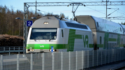 VR tåg av Intercitytypen vid perrongen på Bennäs tågstation i Pedersöre