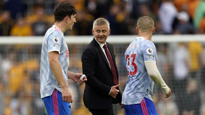 Ole Gunnar Solskjär snackar med sina spelare.